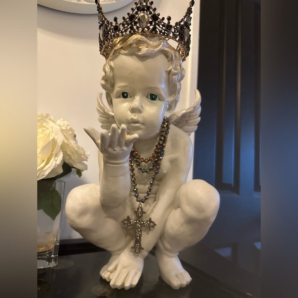 Large cherub with crown